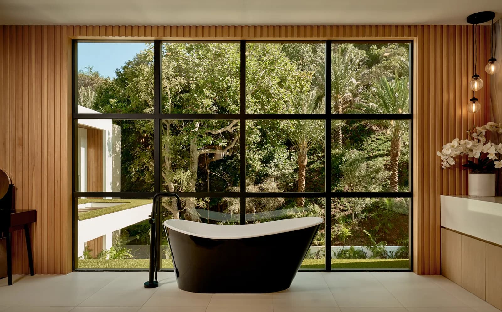 White freestanding  tub
