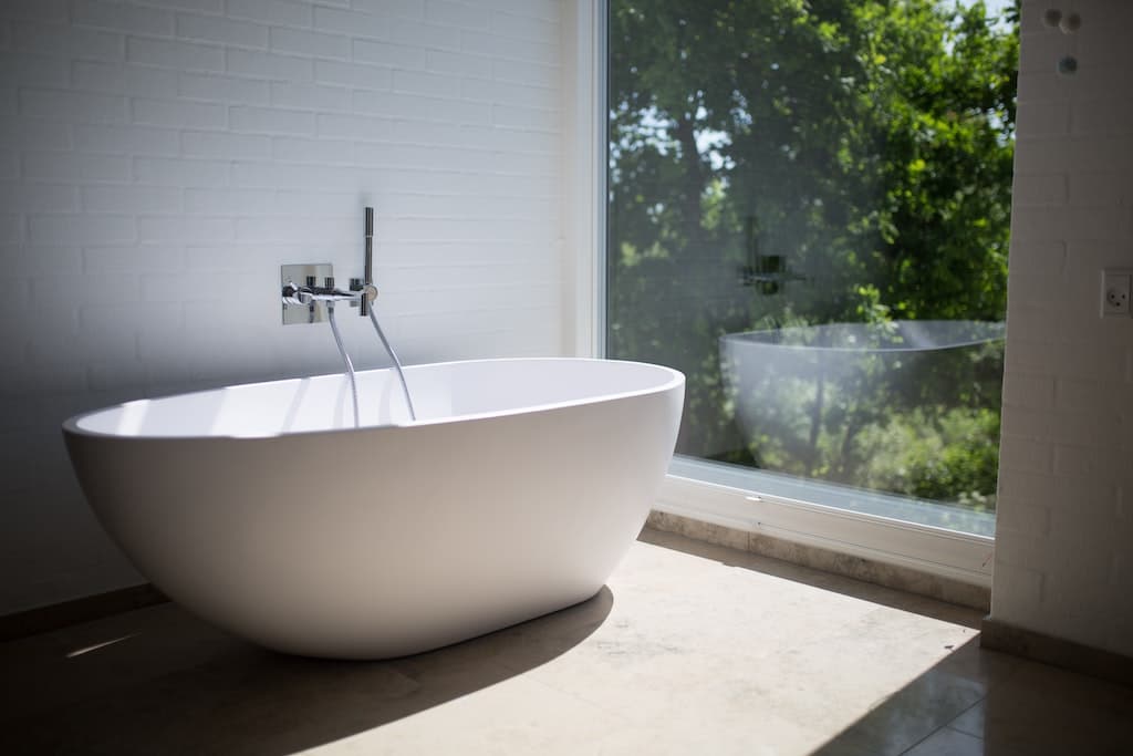 White freestanding  tub